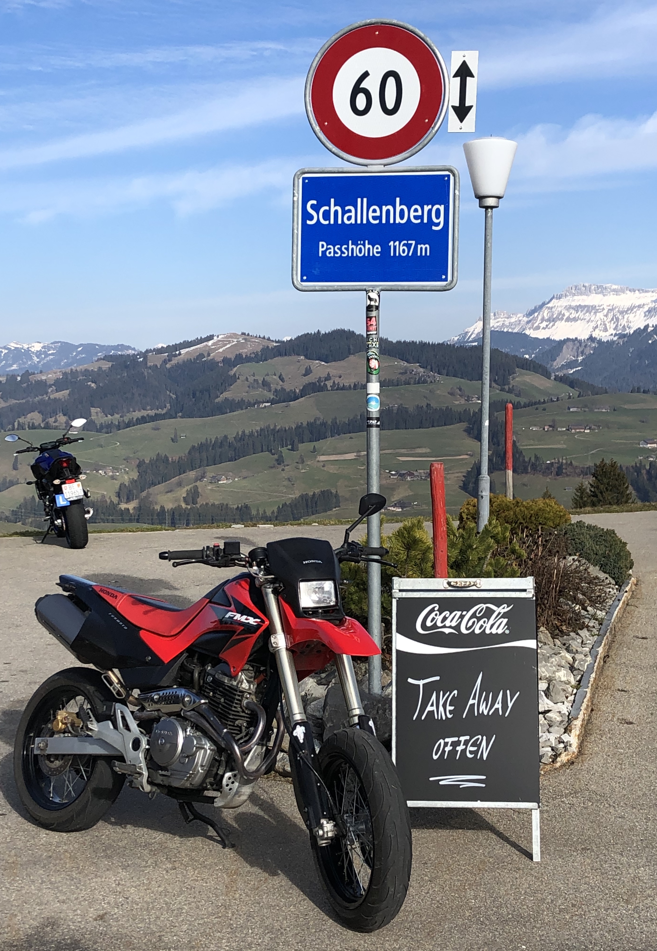 Schallenberg 10.3.21, sonnig trocken kühl, aber Take Away mit Kaffee und feinen Nussgipfeln ...