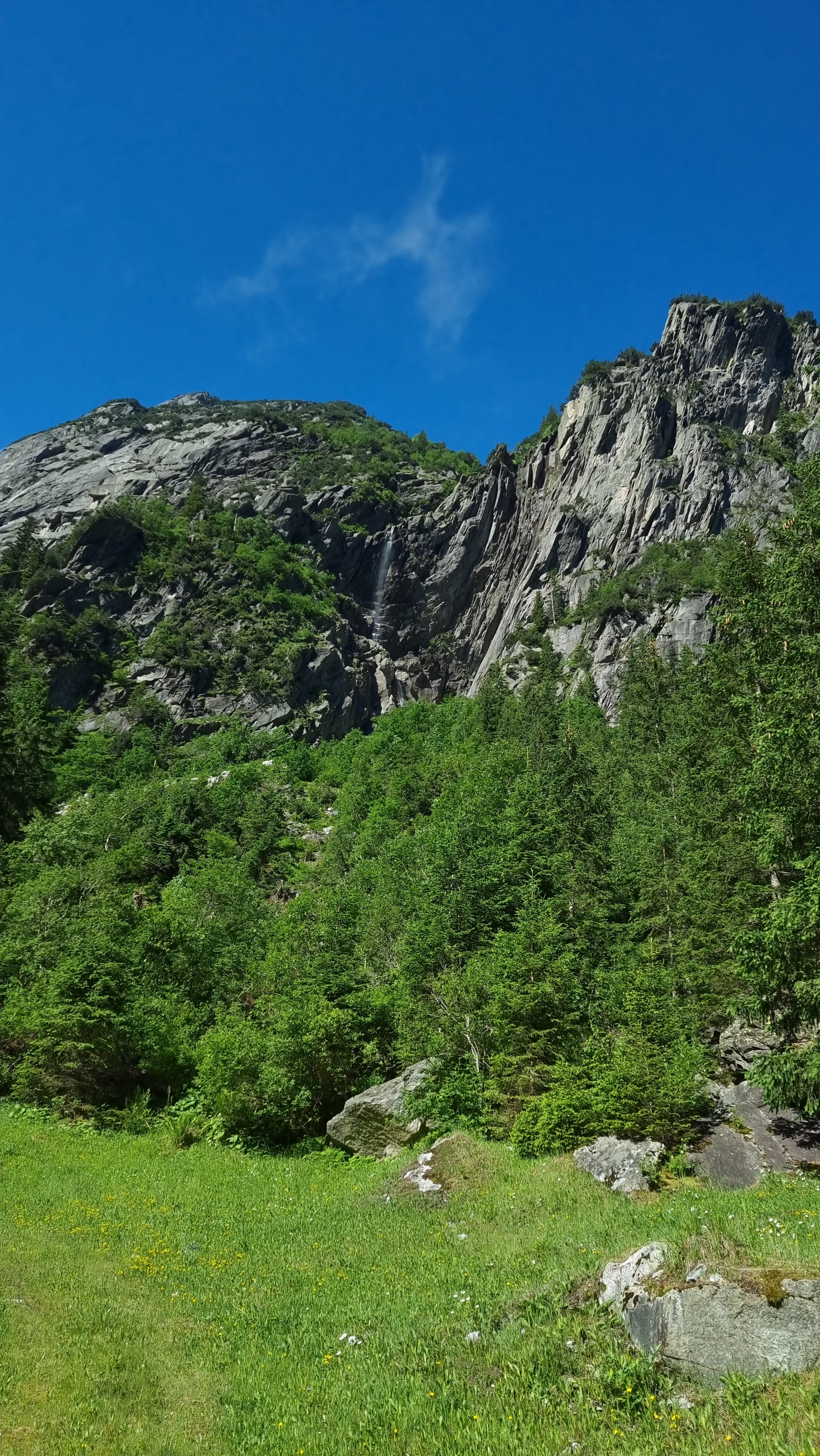 Kleiner Wasserfall auf einer Nebenstrasse