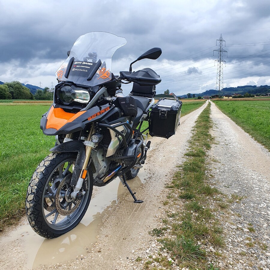 vorn dem Haus im dreck spielen Das Motorrad und Töff